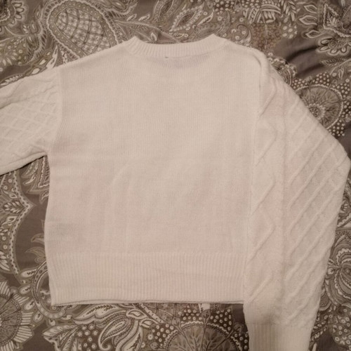 Pullover size S-M like new, white, knit pattern