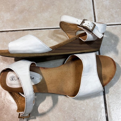 Women's sandals used with white straps, size 40, brown and white