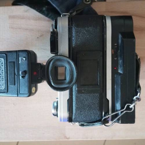 Canon AT-1 SLR μεταχειρισμένη με φακό Canon Lens FD 50mm 1:1.8, φλας Achiever και ιμάντα