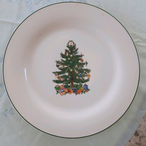 Christmas dishes like new, 3 large platters and salt-pepper set