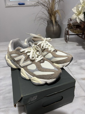 New Balance 9060 unisex sneakers, size 42, beige