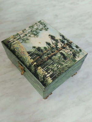 Serpentine Jewelry Box like new with decorative metal feet