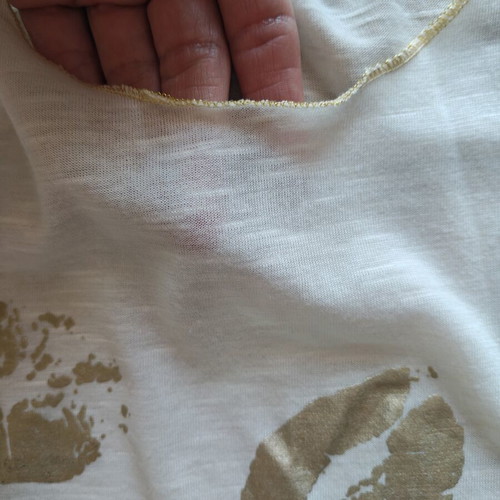 White sleeveless T-shirt with gold kisses design