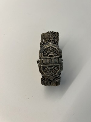 Vintage silver bracelet like new with intricate woven design