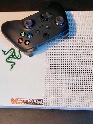 Xbox One S like new with new controller 500GB