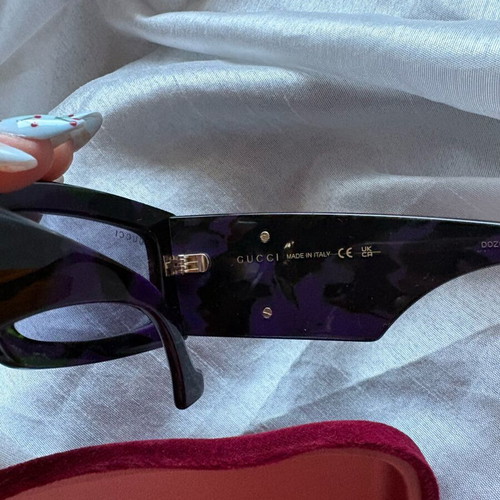 Gucci sunglasses like new, black and purple