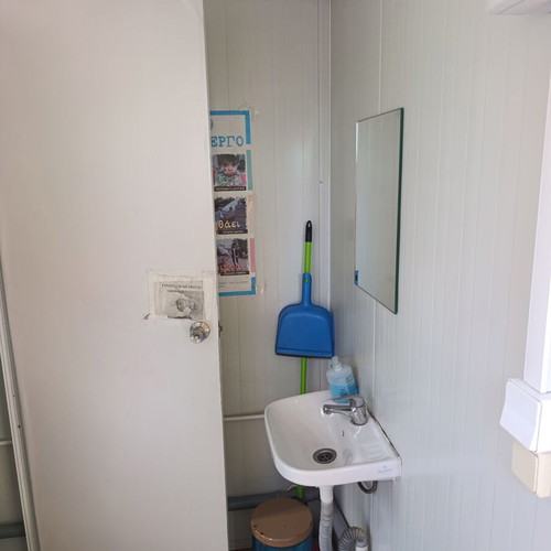 Isobox Toilets like new, prefabricated unit with 4 WC and 2 aluminum doors