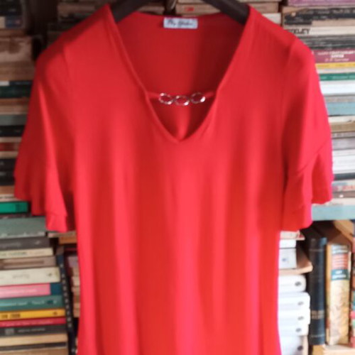 Red women's blouse Top Fashion like new with metallic detail size 2