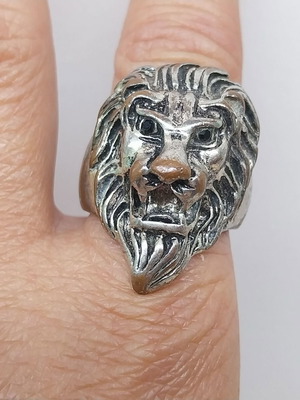 Vintage lion head ring with black onyx eyes