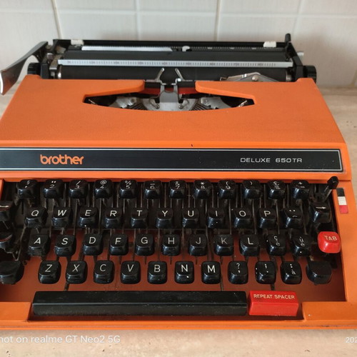 Brother Deluxe 650TR Typewriter like new, orange 70's
