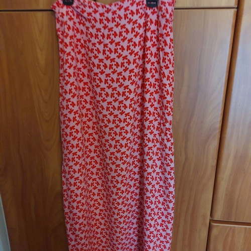 Stradivarius floral skirt small with front slits like new, red pink