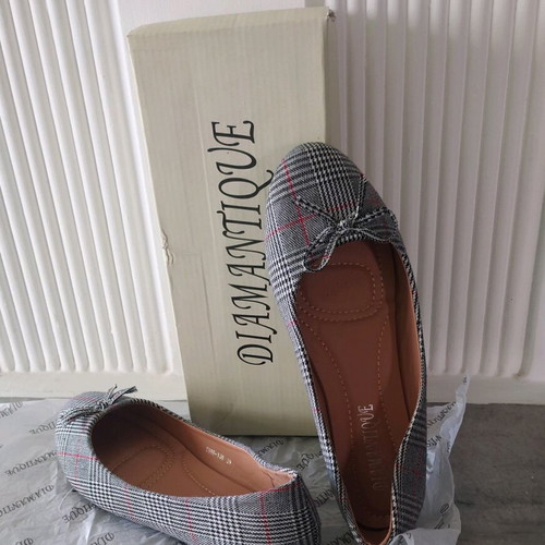 Diamantique women's flat shoes gray plaid, new, size 39