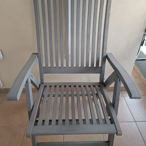 Garden table with 4 chairs and cushions like new