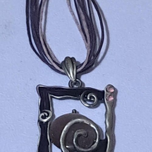 Metallic pendant with pink stone like new