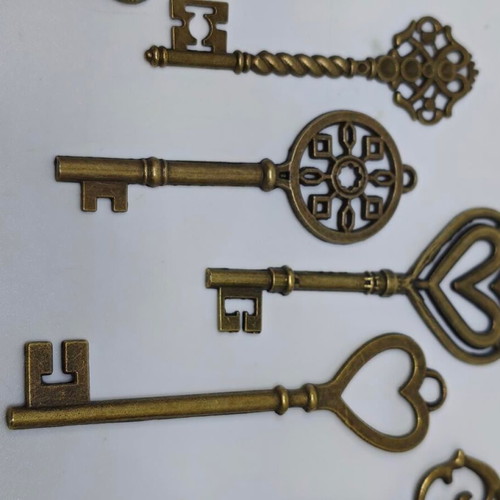 Vintage decorative keys set like new, copper