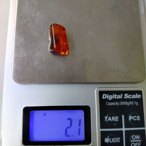 Natural old amber 2 g