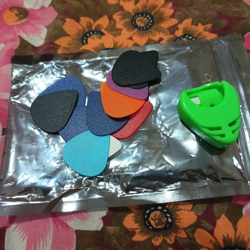 Guitar picks and pick holder like new, set of 11
