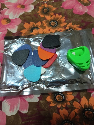 Guitar picks and pick holder like new, set of 11