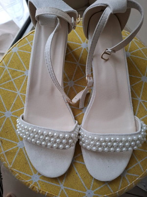 Heeled sandals with pearls new, size 41, beige