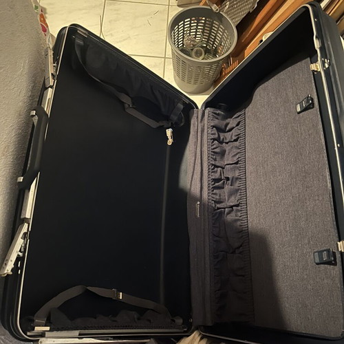Samsonite large suitcase like new, blue, hard shell with wheels