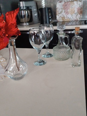 Glass set of 5 including glasses, carafes and jar like new