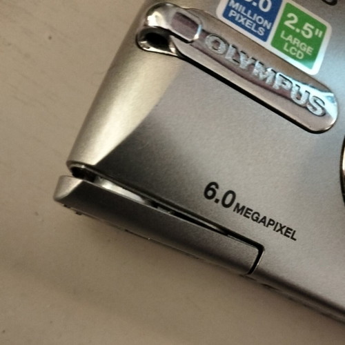 Olympus FE-140 vintage digicam 6.0 Megapixel used with case