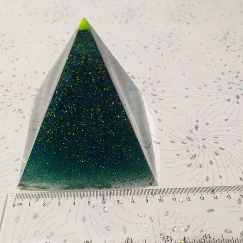 Decorative handmade pyramid from resin glass 10x10 cm new