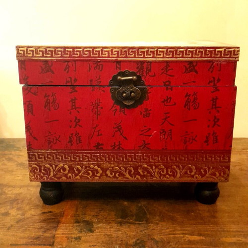 Retro Chinese red-bordeaux storage chest like new with feet