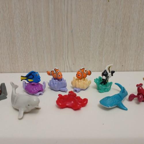 Kinder Joy Surprise Finding Dory Nemo figures used, complete set