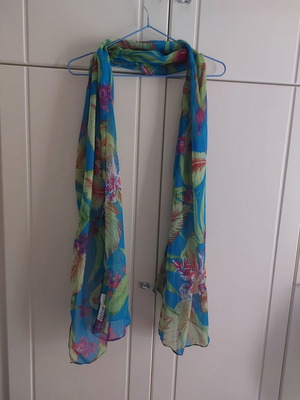 Printed scarf used in good condition