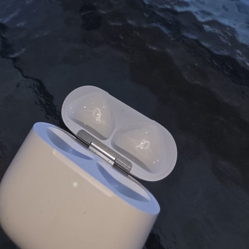 Apple Airpods 4 ANC charging case like new without earbuds