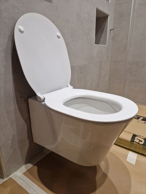Λεκάνη κρεμαστή Connect Air Aquablade με κάθισμα soft close Ideal Standard σαν καινούργιο