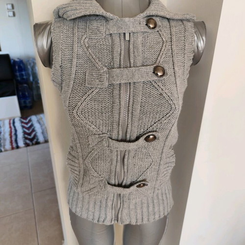Stradivarius gray knitted sleeveless vest used, size M