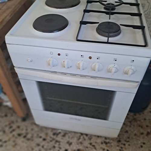 Kitchen stove with 2 gas and 2 electric burners