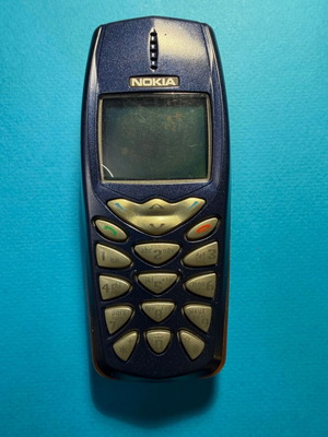 Nokia 3510i retro mobile phone with broken screen, like new
