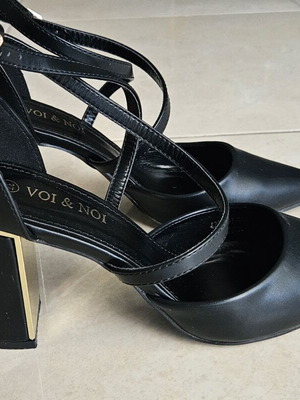 Highe heels black with gold details and straps EU 37