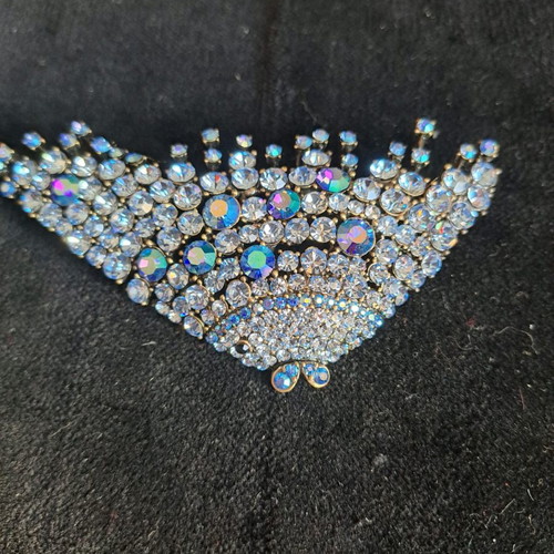 Lilac pin with Swarovski strass new, purple lilac