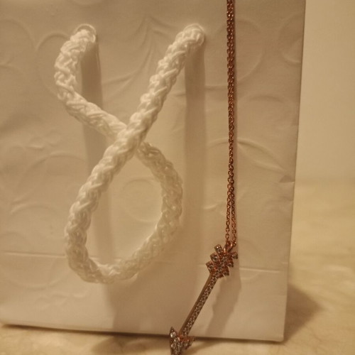 Silver 925 arrow necklace with rhinestones and rose gold chain like new