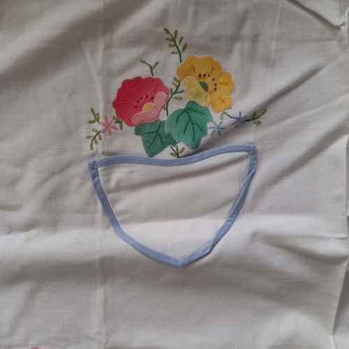 Set of three aprons with flowers and pockets, new, white and pink