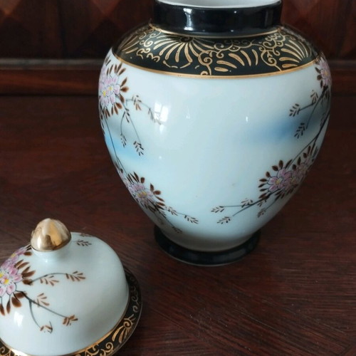 Japanese Handmade Porcelain Vase Eiwa Kinsei used with Lid