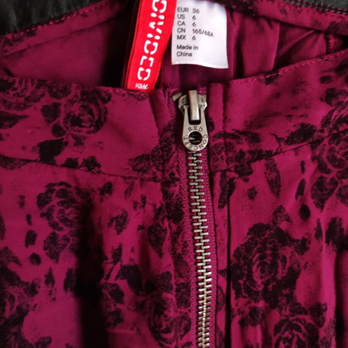 H&M Divided Skater goth mini skirt used, dark fuchsia with black roses, size 36