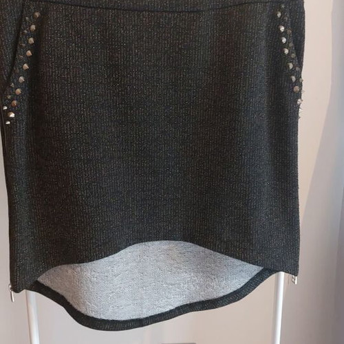 Skirt new with pockets and gold zippers, size L