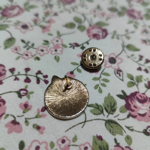 Pin new, yellow and gold color