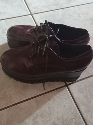 Oxford women's shoes patent leather like new, burgundy with black sole