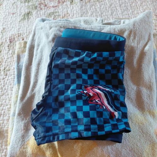 Admiral boys' swimwear set size 6 years like new, 3 swimsuits and poncho