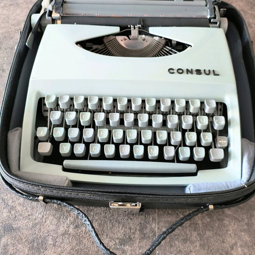 Consul 231.3 Typewriter like new with case