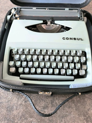 Пишеща машина Consul 231.3 като ново с калъф