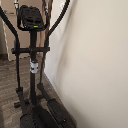 Elliptical machine like new with multiple workout programs