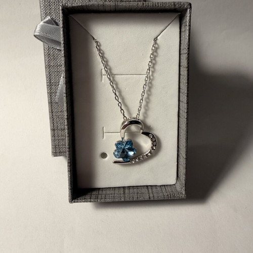 Heart necklace with blue crystal daisy like new