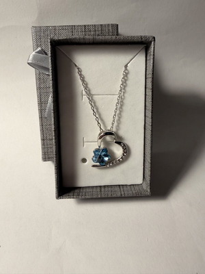 Heart necklace with blue crystal daisy like new